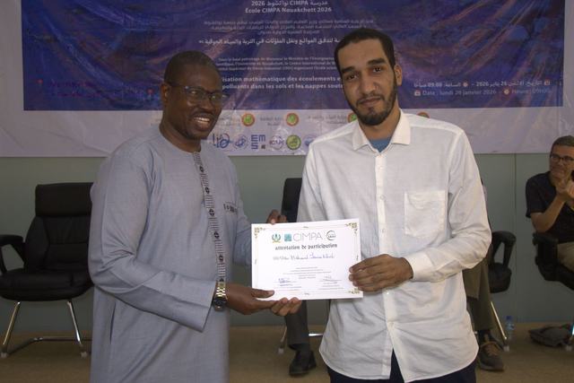 Remise d'une attestation de participation lors de la cérémonie de clôture